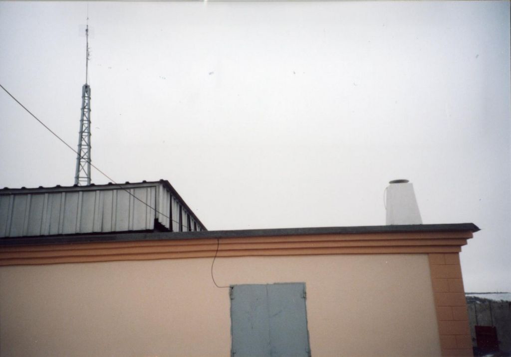 TRM41249.00 antenna mounted on the top of concrete pillar.