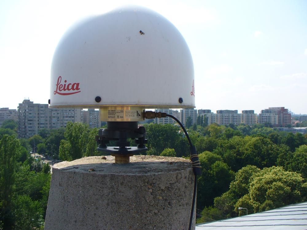 GNSS antenna - Leica AT504 GG and radome.