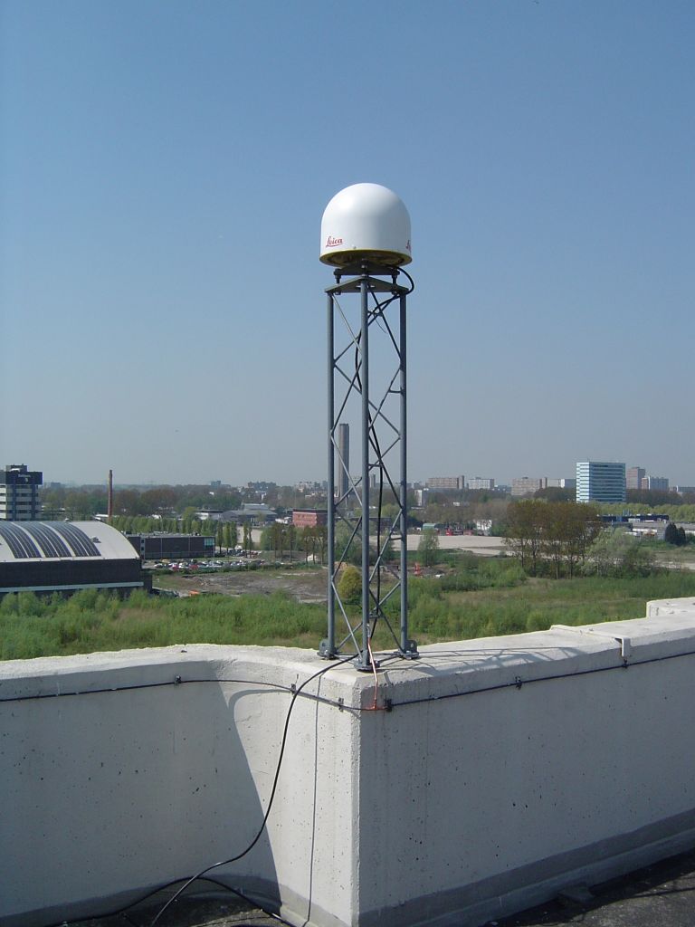 Marker 13502M009 with LEICA AR25.R3 antenna used by DLF1. 