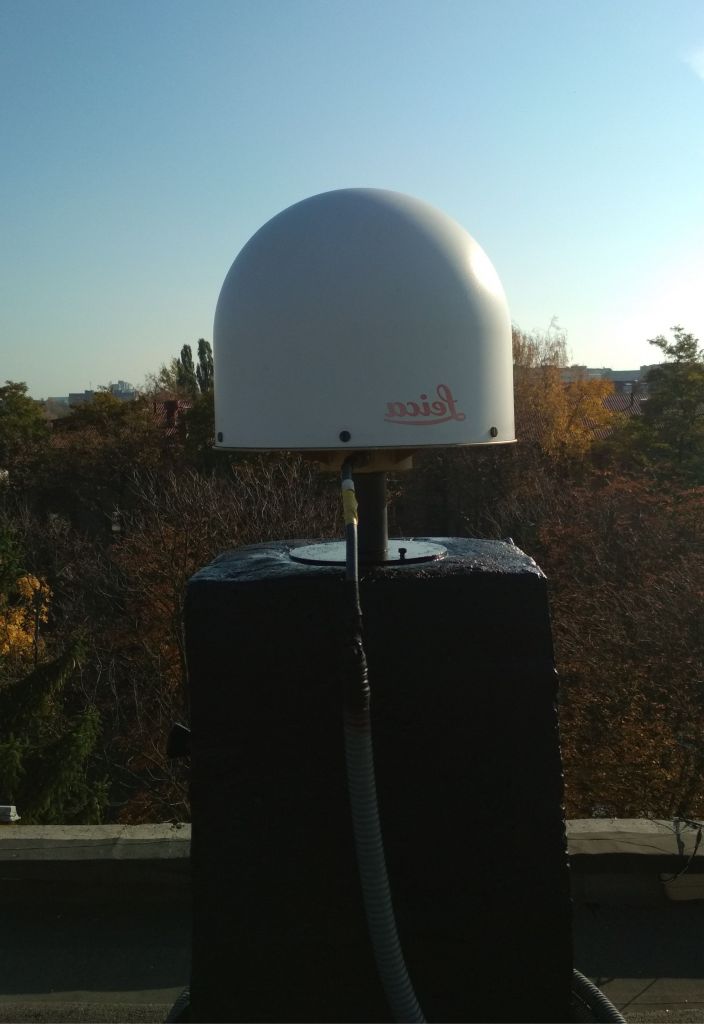 LEIAR25.R4 antenna with radome, view from north