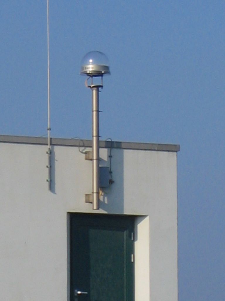 Trimble Chokering antenna with UNAV radome at the Tide-Gauge station Ijmuiden
