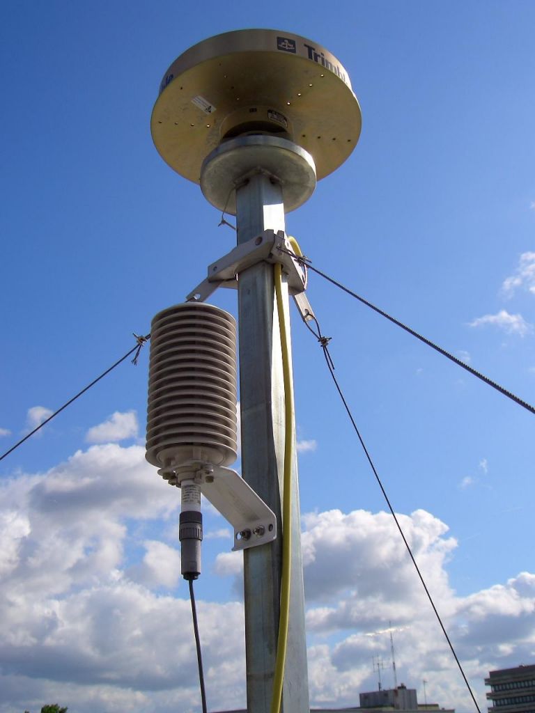 Antenna, antenna mast, meteorological sensor.