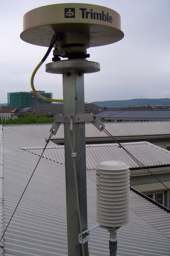 Antenna, antenna mast, meteorological sensor.