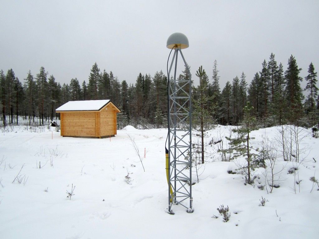 monument and the hut for equipment and absolute gravity measurements.