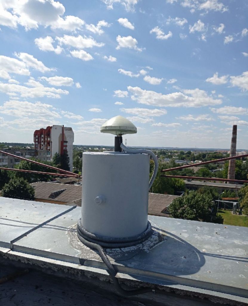Monument/Leica AR10 antenna, view from north