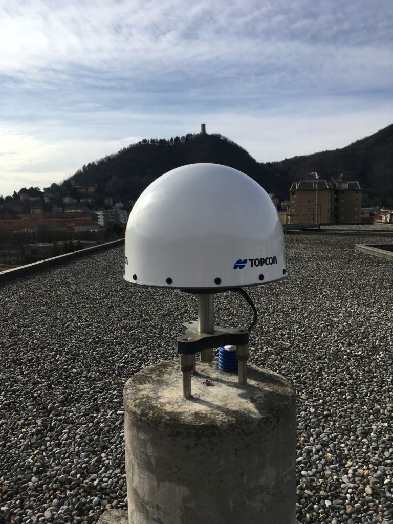 Detailed picture of TOPCON CR.G3 antenna with TPSH dome