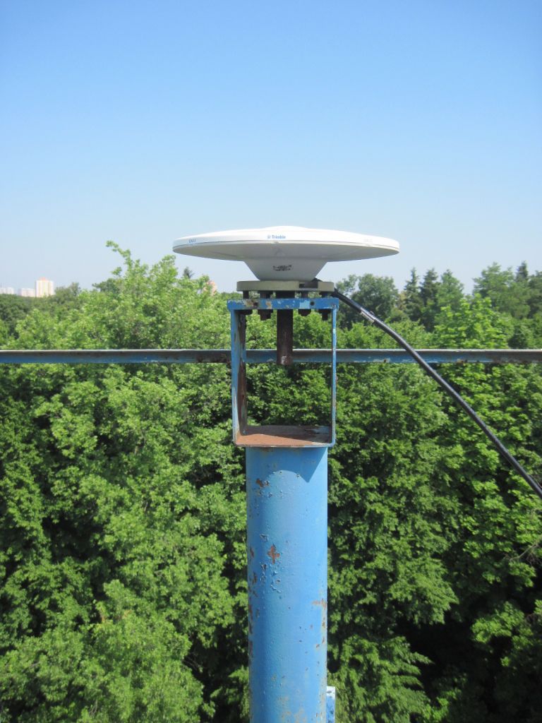The TRM115000.00 antenna (Zephyr 3 Geodetic).