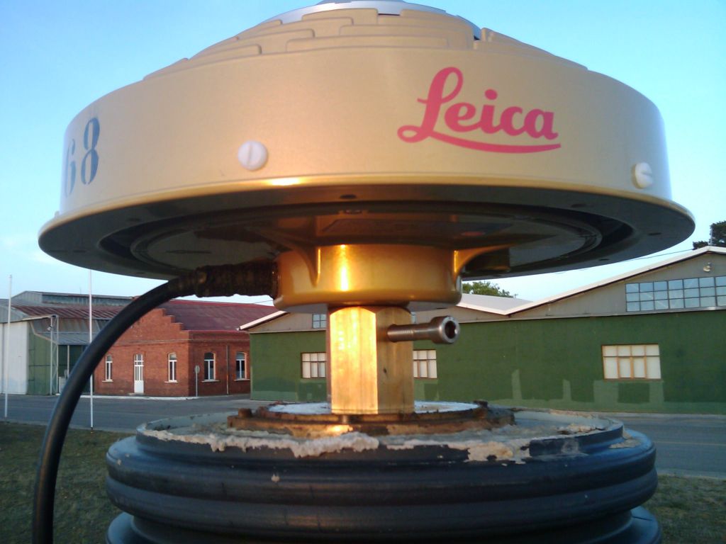 LEIAR25 GNSS antenna with rotating adapter.