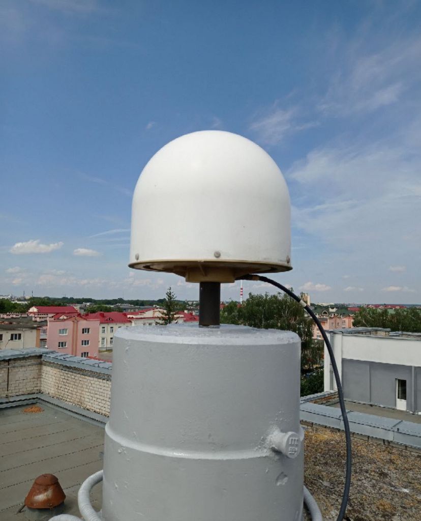 LEIAR25.R4 antenna with radome, view from east