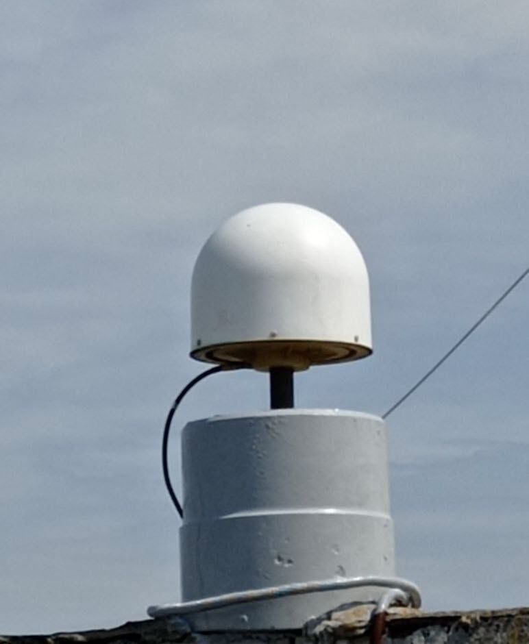 LEIAR25.R4 antenna with radome, view from west