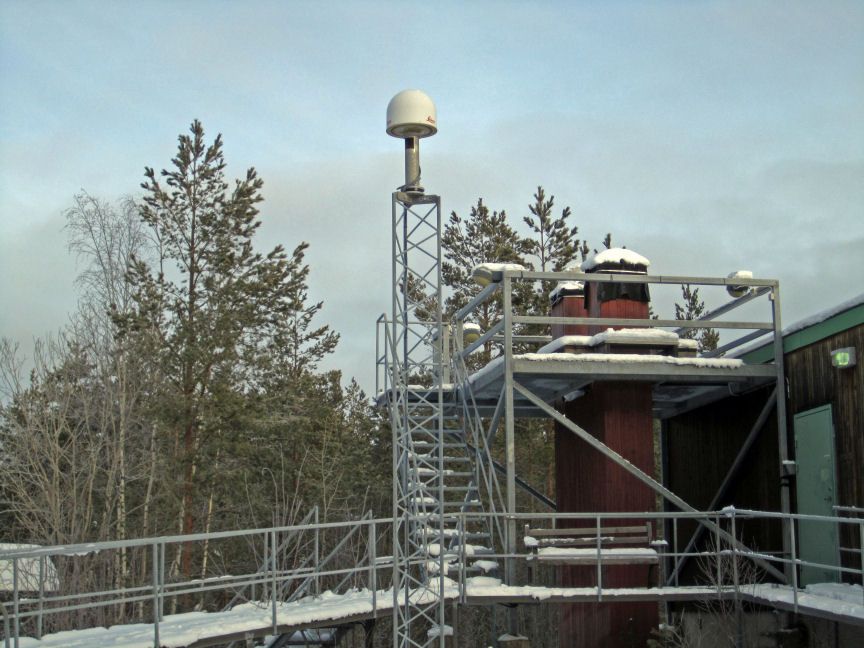 Antenna monument to the left. One of the pillars to the right is IGS/EPN station MAR6 10405M002.