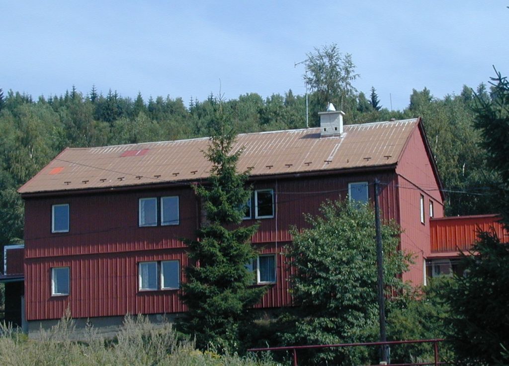 full view of the building with antenna position.