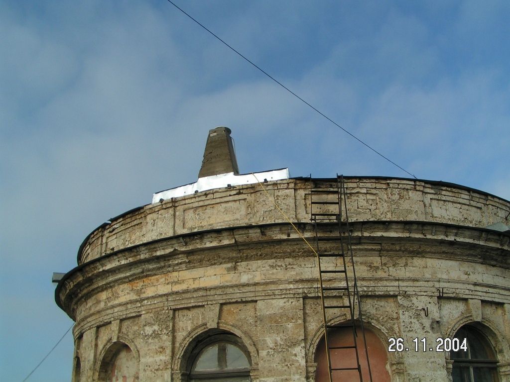 TRM41249.00 antenna mounted on the top of concrete pillar.