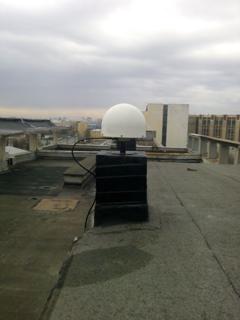 LEIAT504GG antenna with radome, view from west