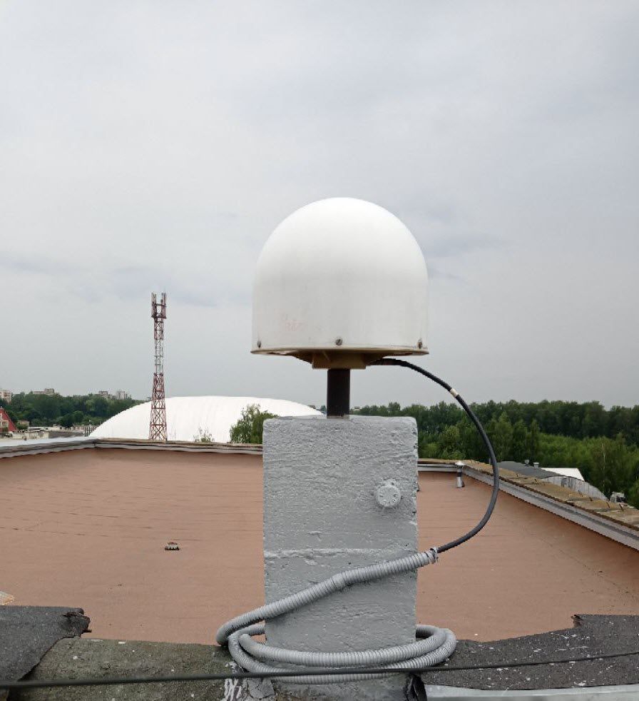 LEIAR25.R4 antenna with radome, view from east