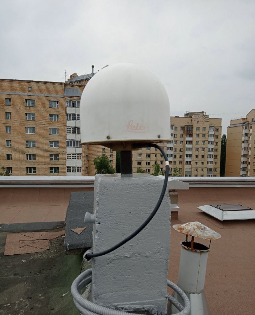 LEIAR25.R4 antenna with radome, view from northeast