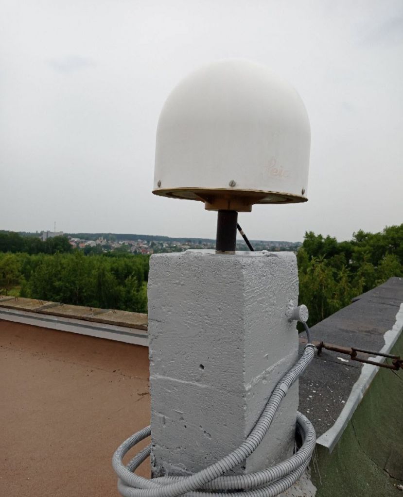 LEIAR25.R4 antenna with radome, view from south