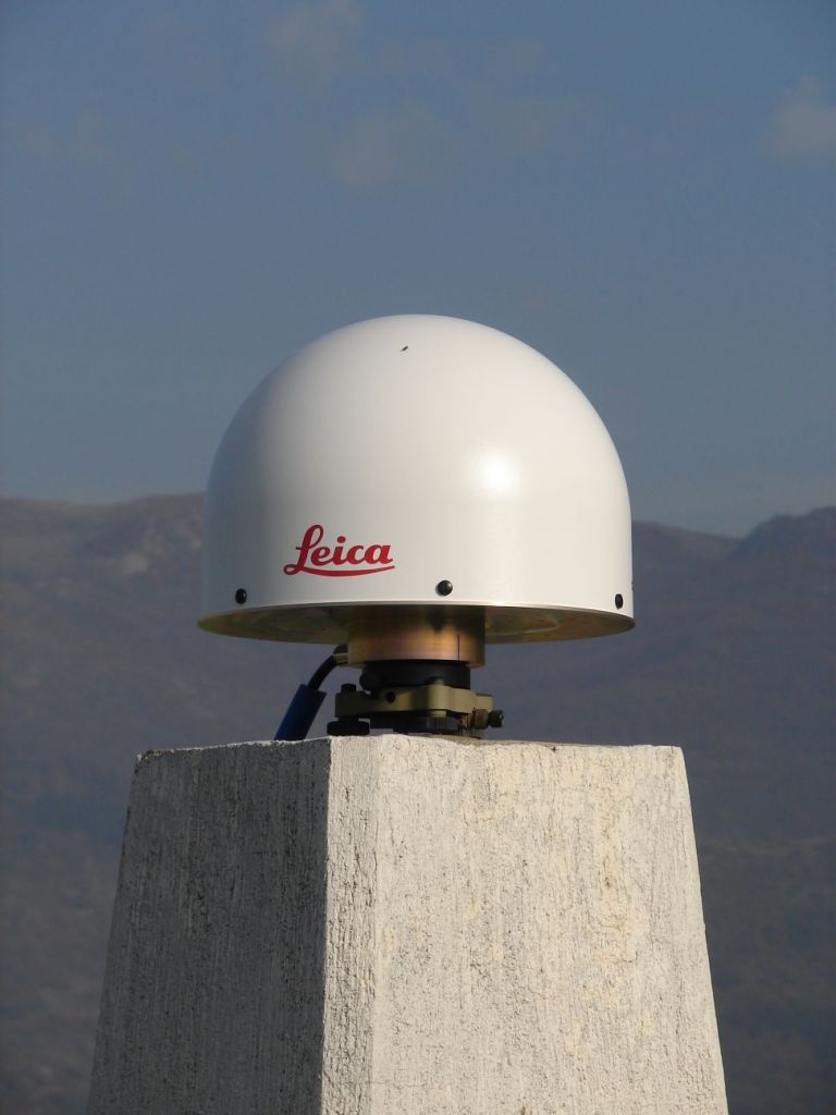 GNSS antenna - Leica AT504 GG and radome.