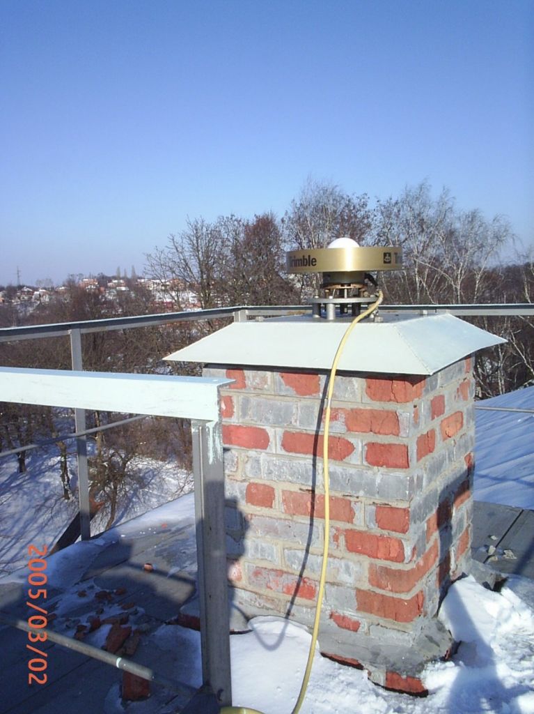 TRM29659.00 antenna mounted on the top of steel pillar.
