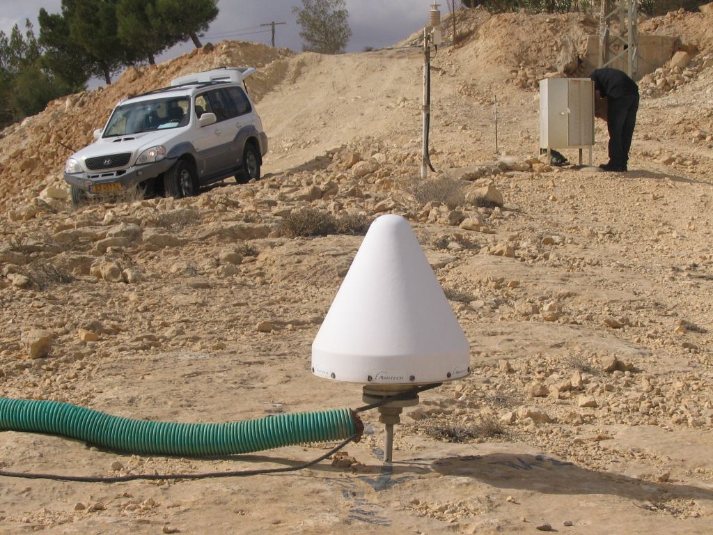 the Ashtech antenna is drilled and fixed 4 meters into the ground and is located above the Ramon crater near by Mitzpe Ramon city.