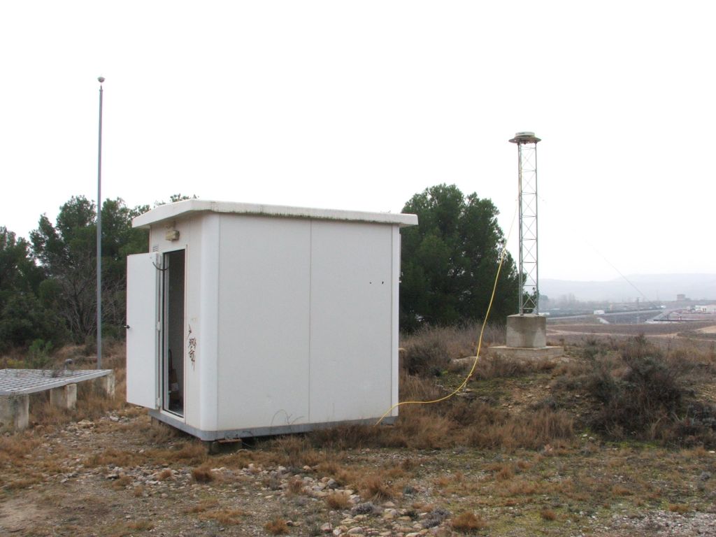 antenna and cabin containing the receiver rack