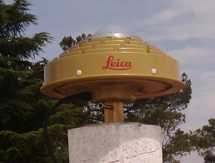 LEIAR25 GNSS antenna with rotating adapter.