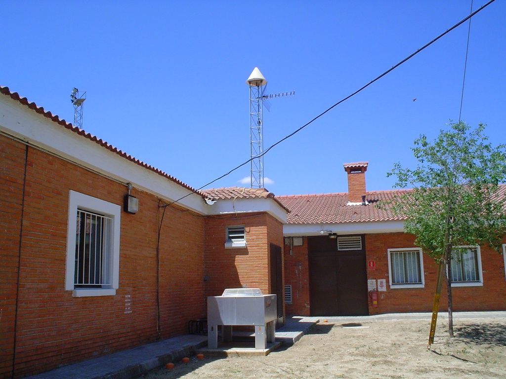 facilities of the Sismological Center of Sonseca and antenna.