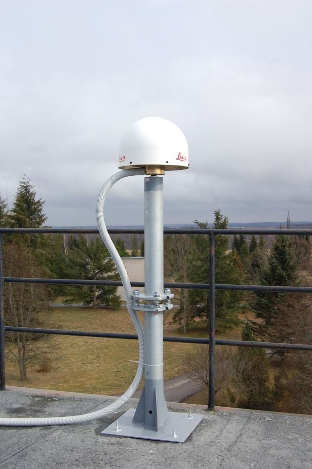 the antenna Leica 504 GG with radome LEIS.