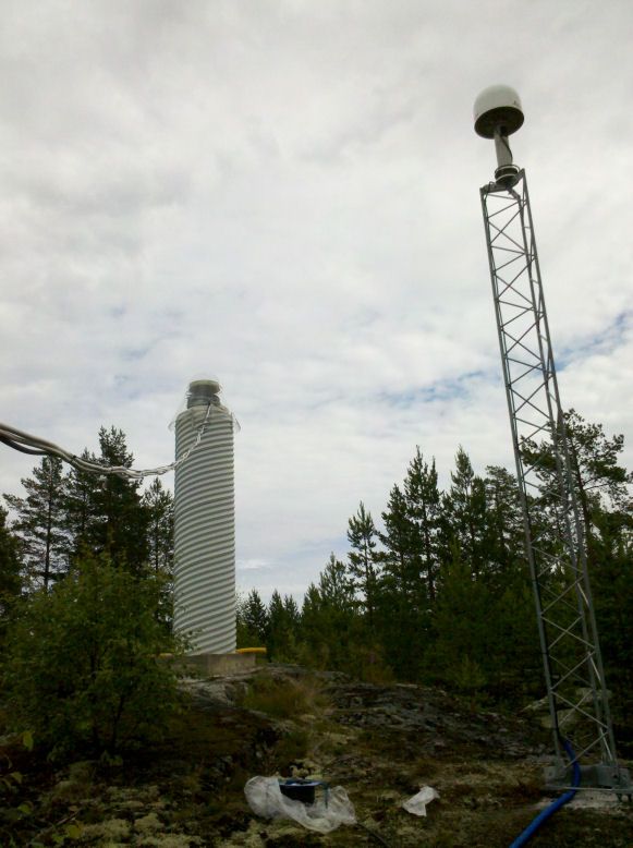 Antenna monument to the right. The pillar to the left is SWEPOS station UME0 10442M001.