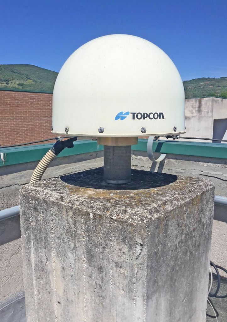 New antenna Topcon CR.G5 TPSH installed 2017-05-24. The new antenna was mounted on the pre-existing 10 cm adapter over the marker