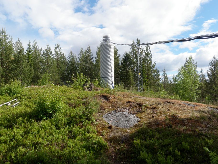 Antenna monument to the right. The pillar to the left is EPN station VIL0 10424M001.