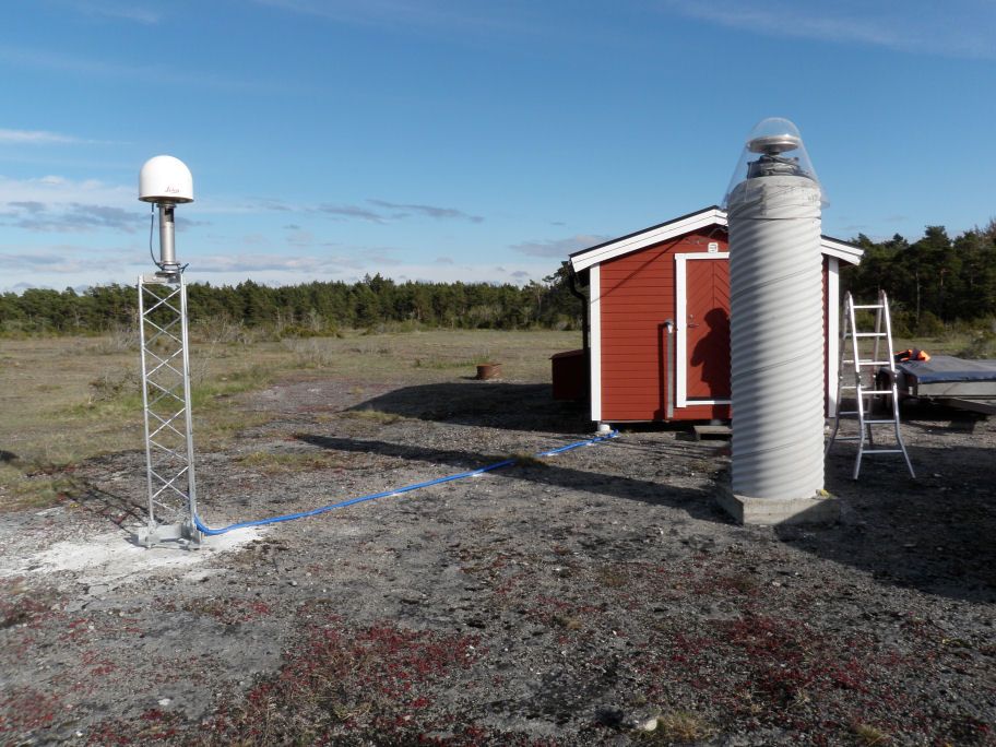 Antenna monument to the left. The pillar to the right is IGS/EPN station VIS0 10423M001.