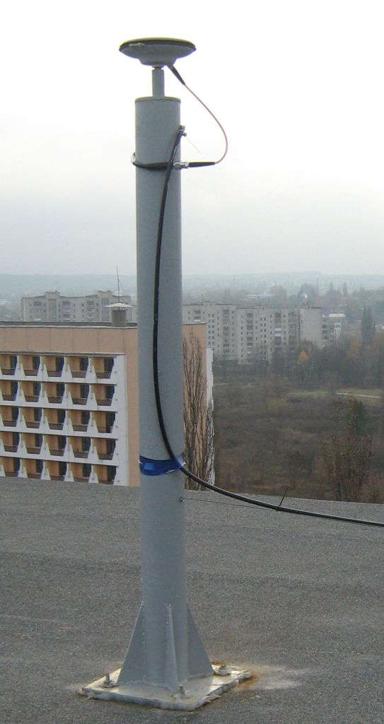 The NOV702GG antenna mounted on a steel pillar