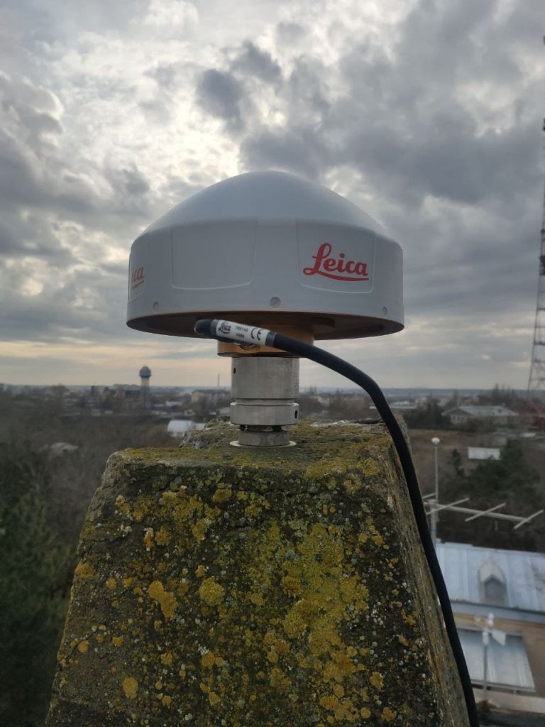 LEIAR20 antenna with LEIM dome.