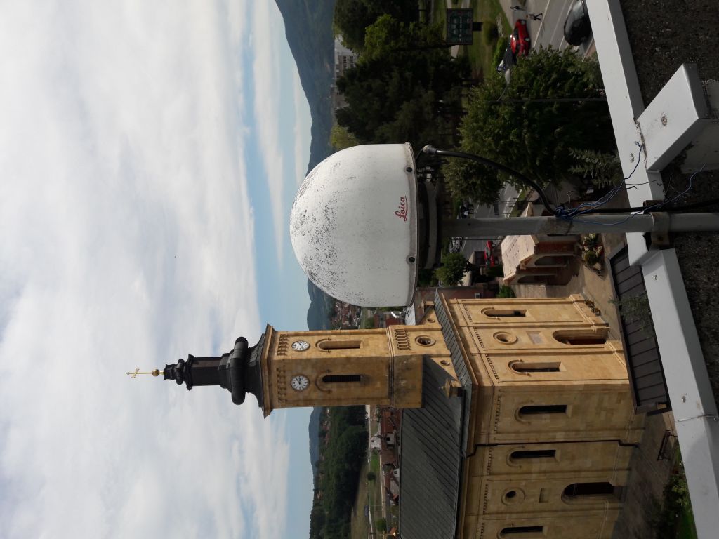 The picture of previously installed LEIAT504/LEIS antenna. The station monument iron pillar with mounting plate are also visible with local so-rounding of Gornji Milanovac municipality.