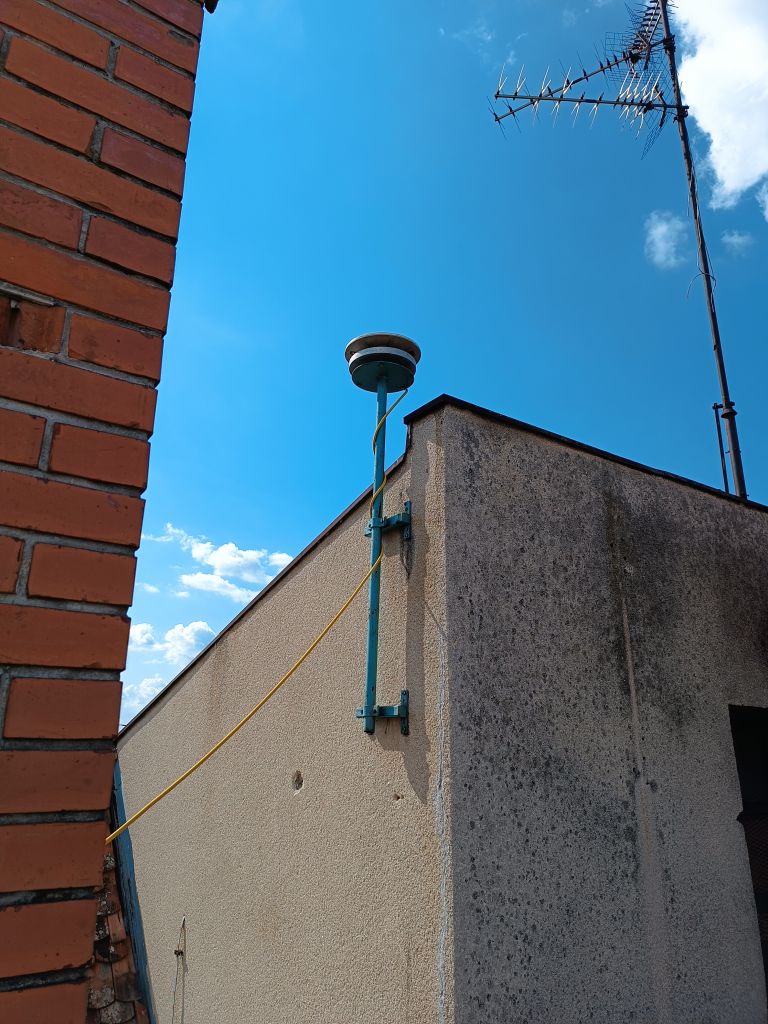 The CORS antenna TRM41249.00 is installed on an iron pillar attached to the concrete wall on the cadaster building roof in Subotica municipality.