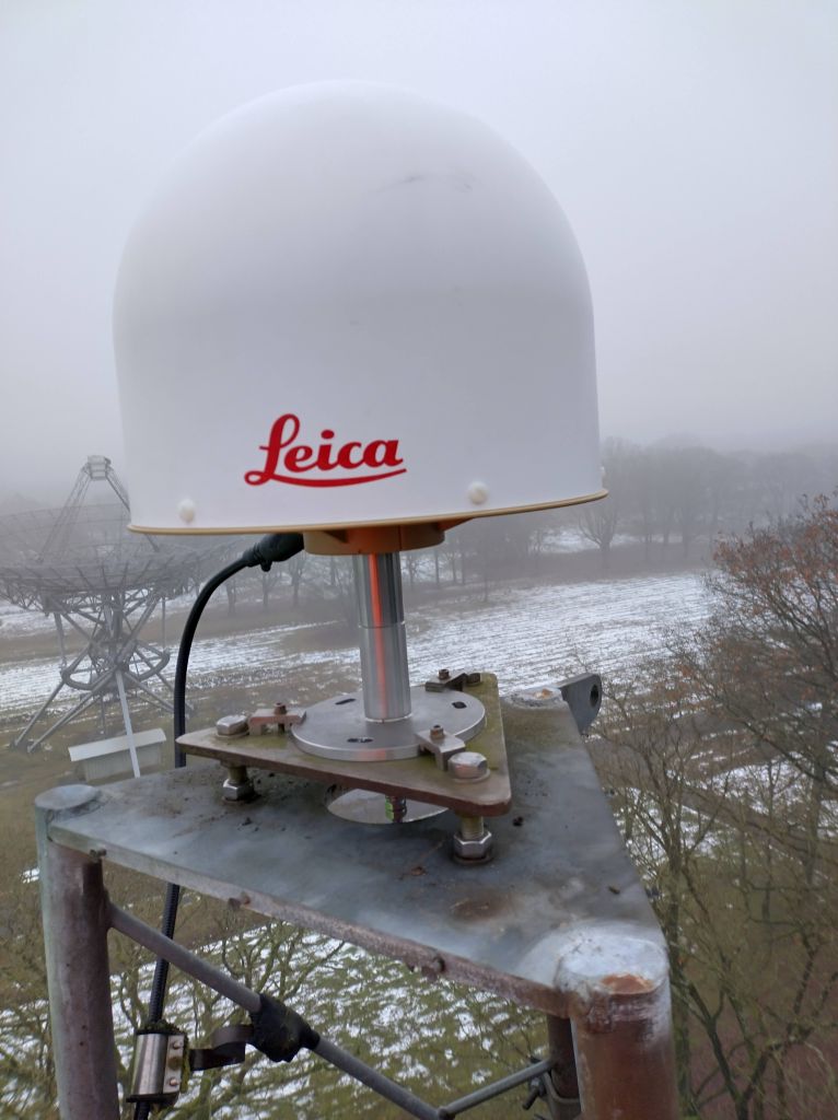 Leica AR25.R4 antenna with LEIT radome with the newly machined adapter. The part between the upper triangular plate and the antenna is new. The new adapter is slightly shorter than the previous adapter (13.4 mm), resulting in a new antenna height. 